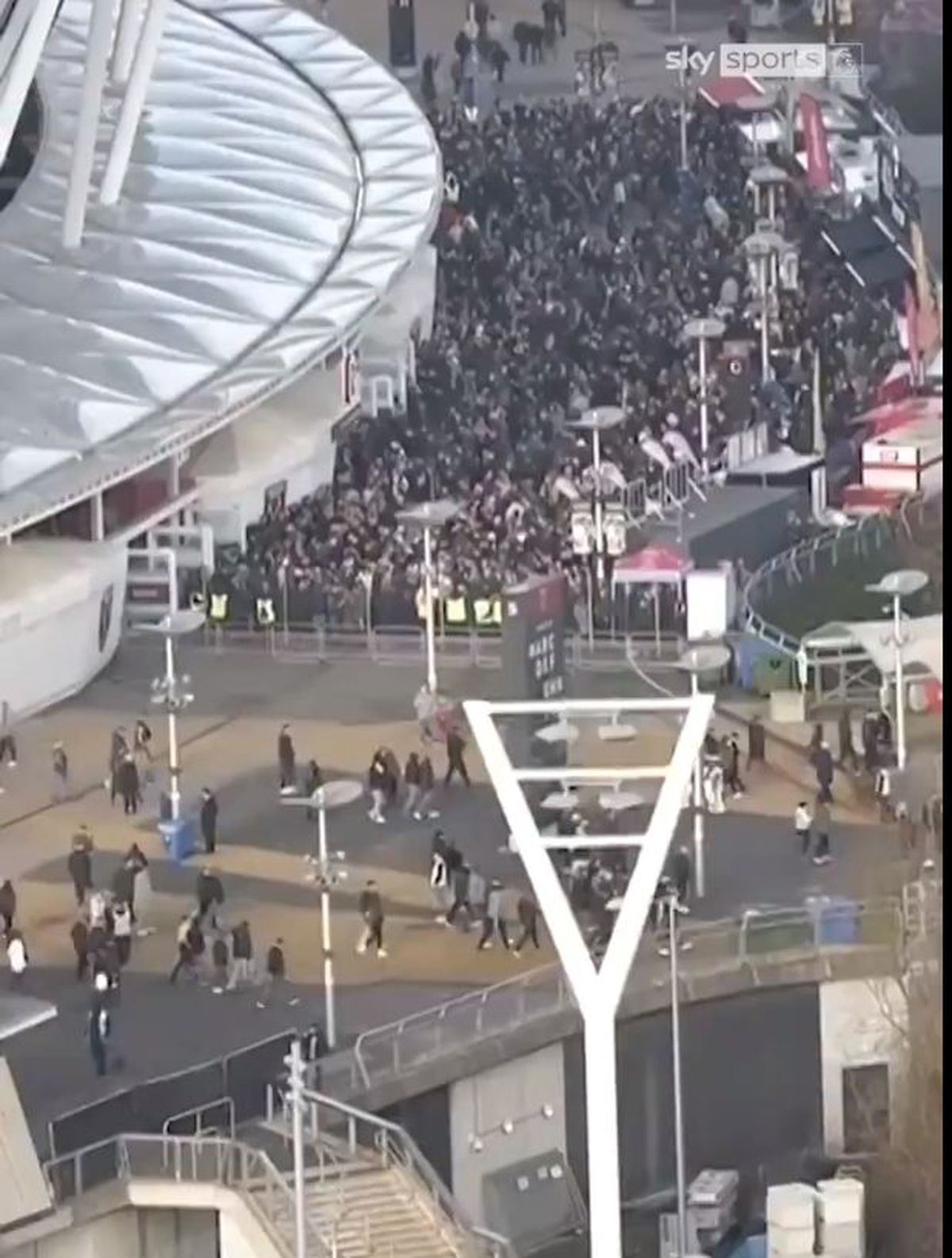 N-au suportat umilința din derby-ul londonez! Mii de spectatori au plecat de pe stadion în timpul primei reprize
