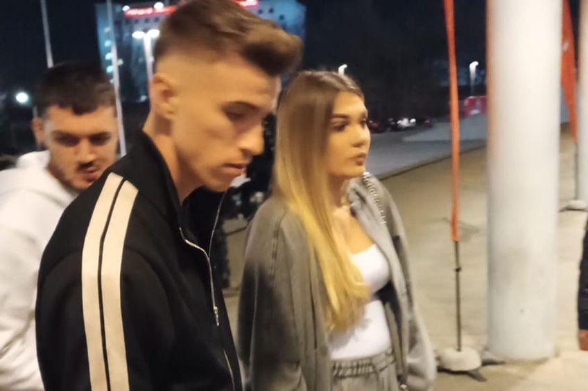 Octavian Popescu (21 de ani) este accidentat și nu poate evolua în duelul dintre FCSB și Sepsi. Extrema liderului și-a făcut apariția la Arena Națională împreună cu cu iubita lui, Alina.