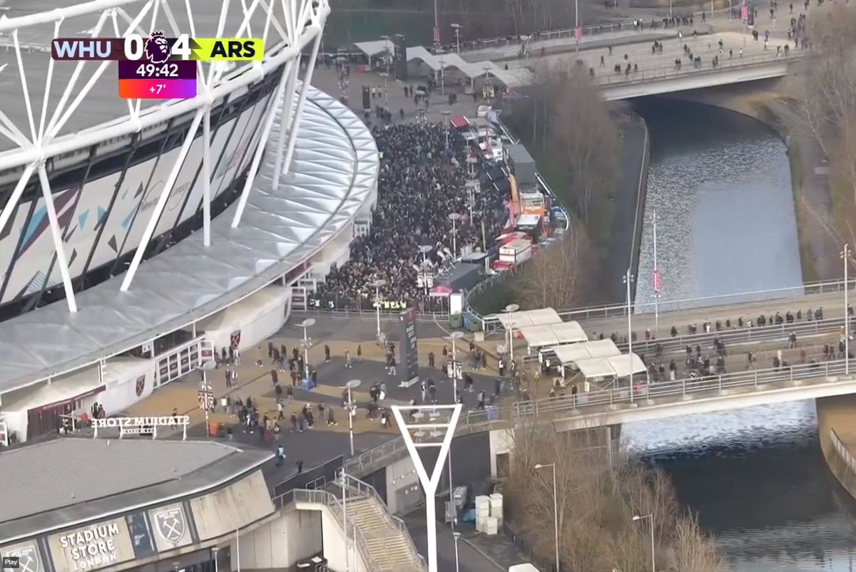 N-au suportat umilința din derby-ul londonez! Mii de spectatori au plecat de pe stadion în timpul primei reprize