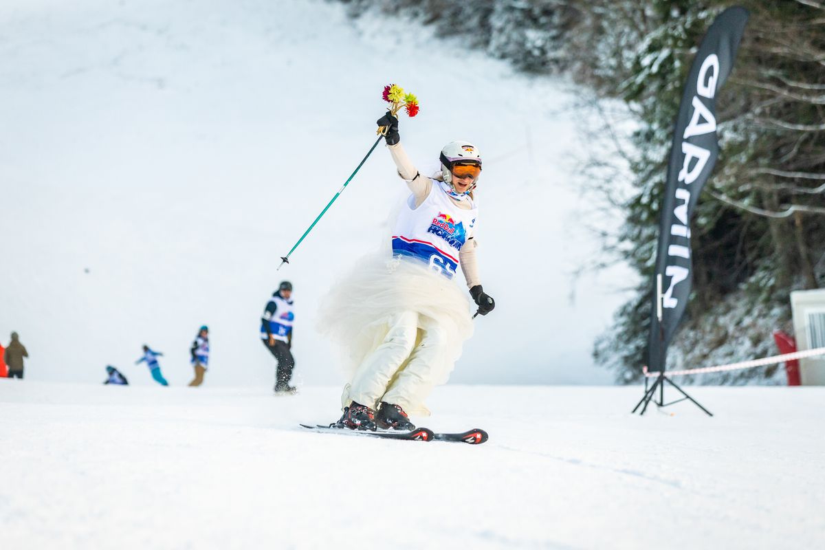 Adrenalină, viteză și costume trăsnite pe pârtie, la Red Bull Homerun