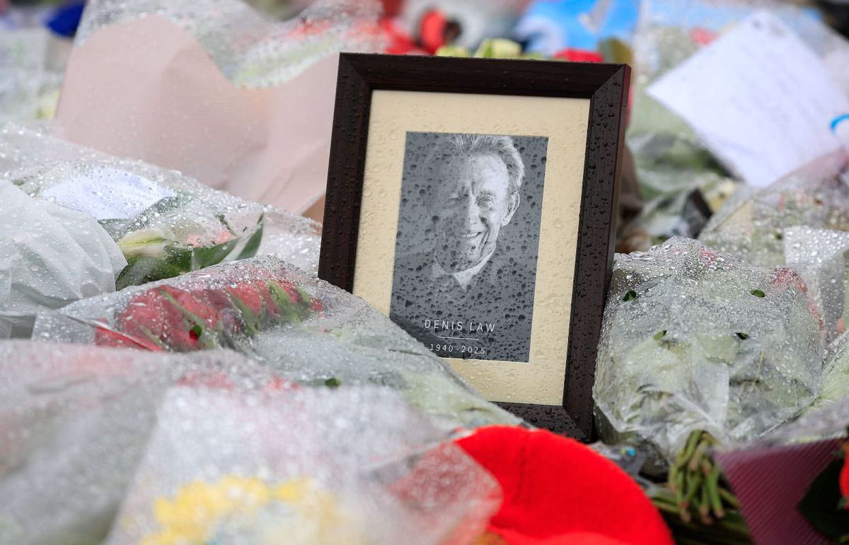 Denis Law, comemorat de fanii Manchester United