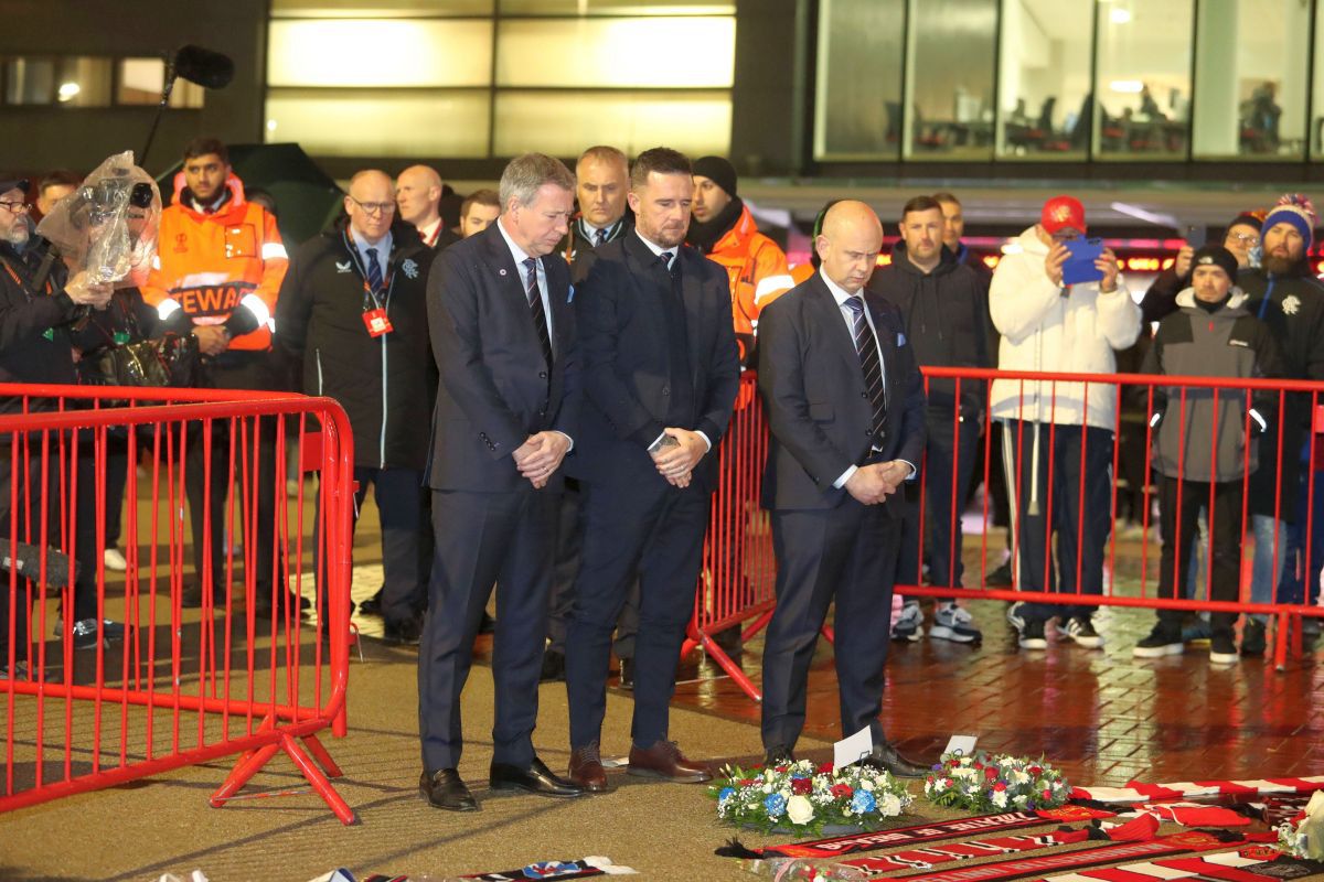 Denis Law, comemorat de fanii Manchester United