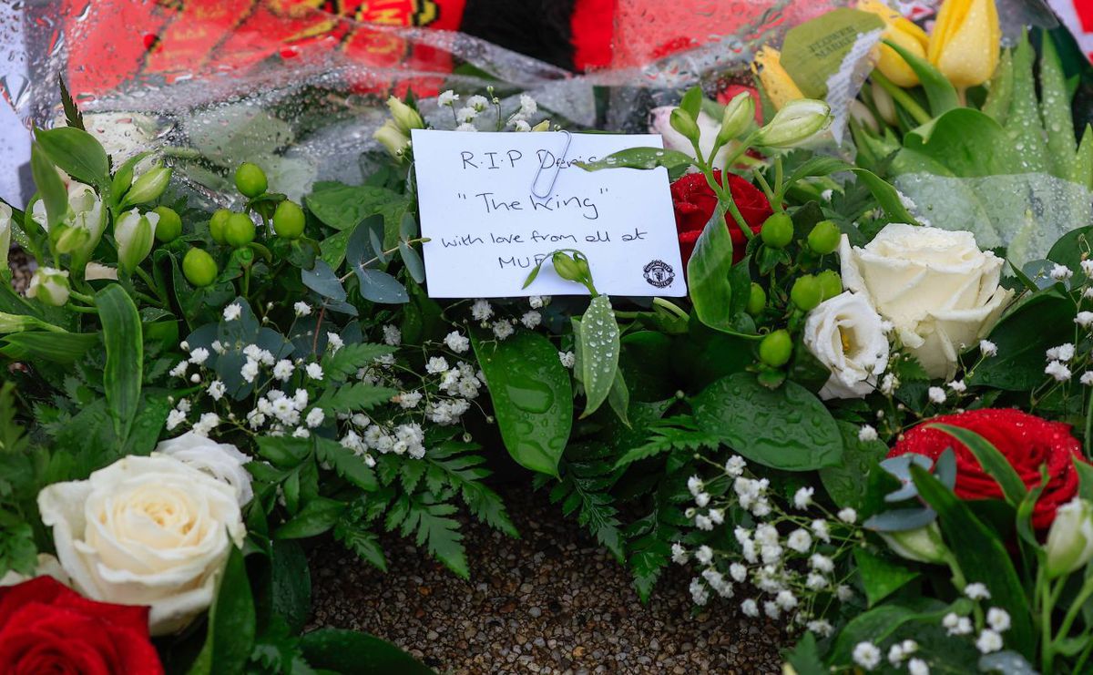 Mii de suporteri ai lui Manchester United s-au adunat pe „Old Trafford” pentru a-i aduce un omagiu lui Denis Law