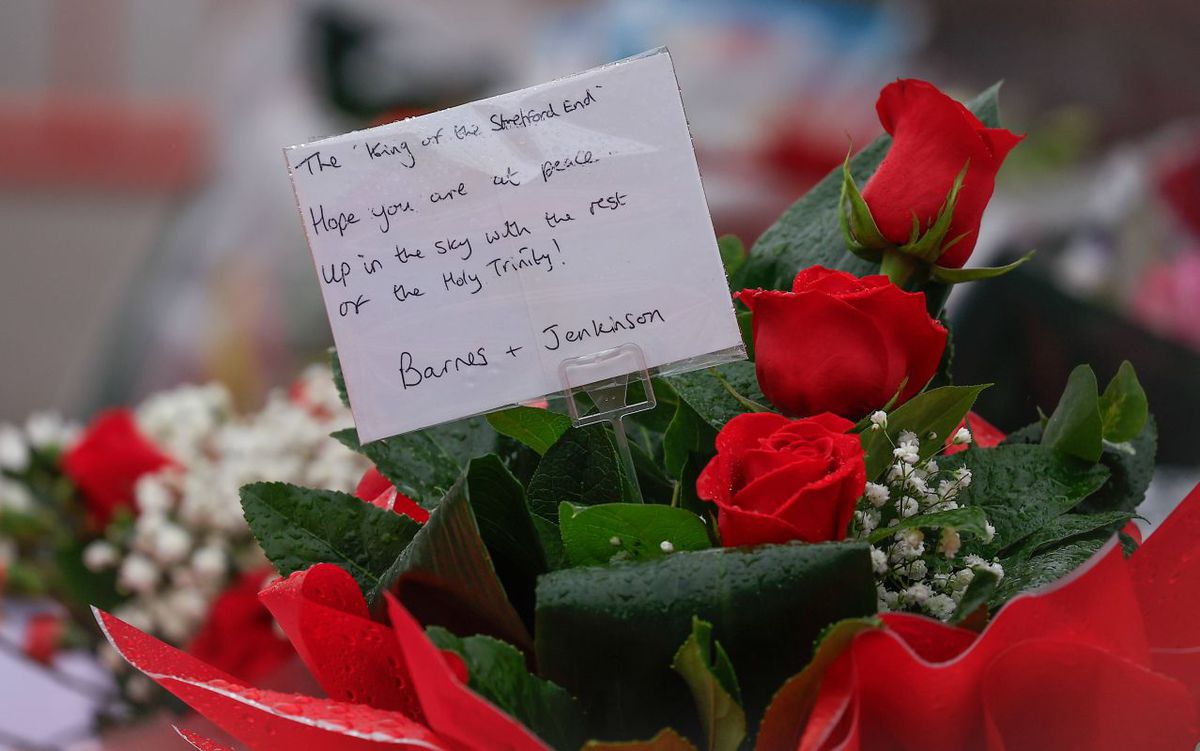 Mii de suporteri ai lui Manchester United s-au adunat pe „Old Trafford” pentru a-i aduce un omagiu lui Denis Law