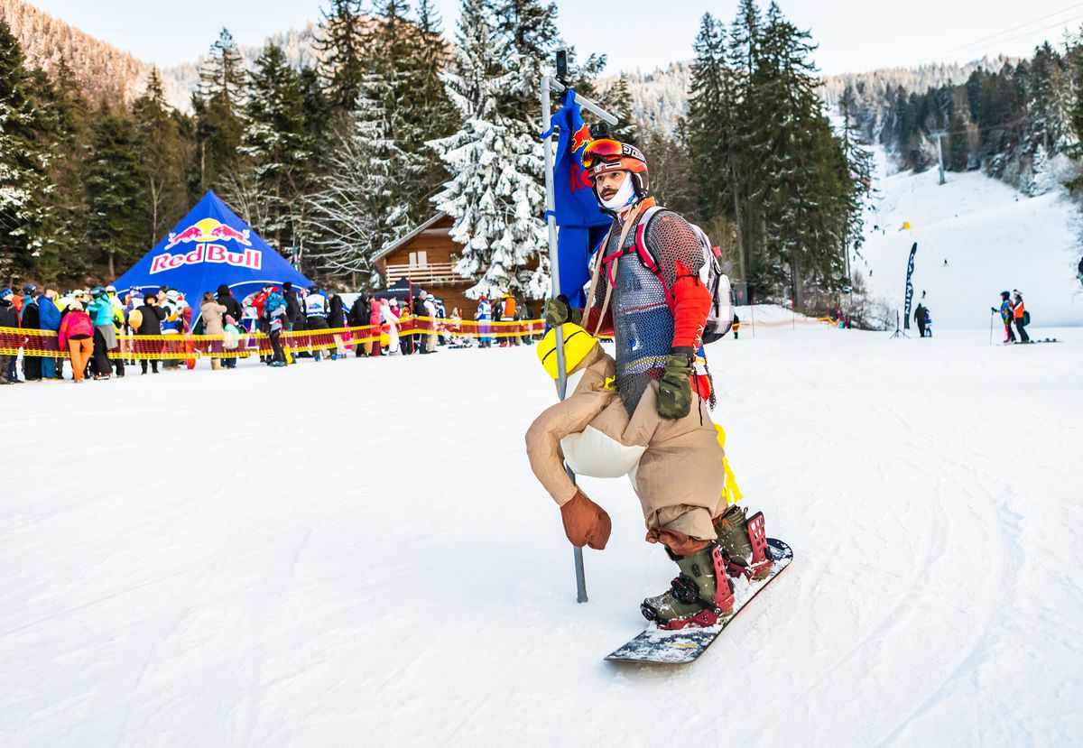 Adrenalină, viteză și costume trăsnite pe pârtie, la Red Bull Homerun
