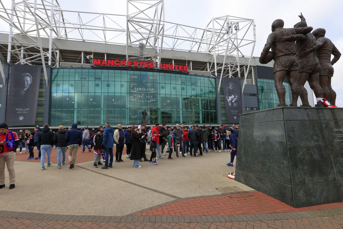 Mii de suporteri ai lui Manchester United s-au adunat pe „Old Trafford” pentru a-i aduce un omagiu lui Denis Law