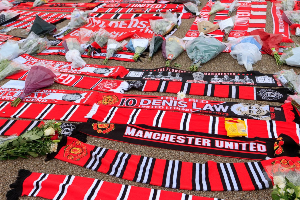 Mii de suporteri ai lui Manchester United s-au adunat pe „Old Trafford” pentru a-i aduce un omagiu lui Denis Law