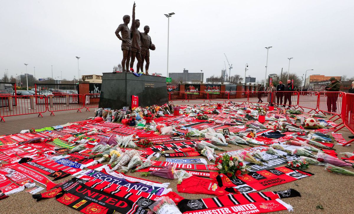 Denis Law, comemorat de fanii Manchester United