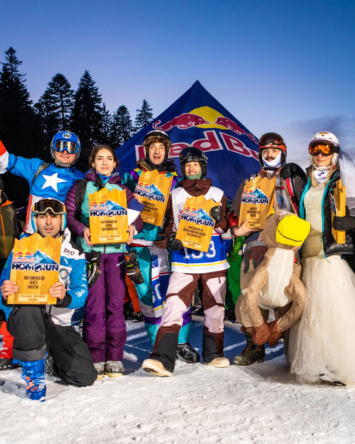 Adrenalină, viteză și costume trăsnite pe pârtie, la Red Bull Homerun