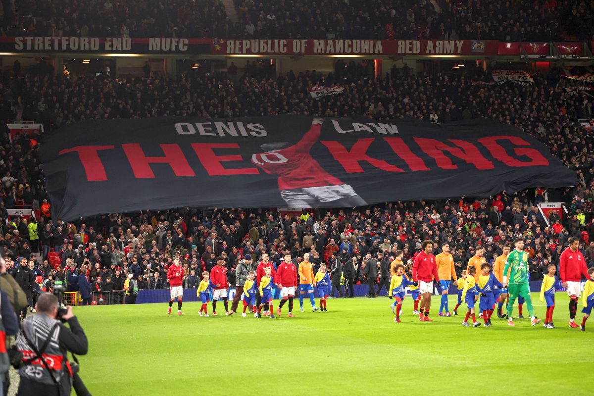 Mii de suporteri ai lui Manchester United s-au adunat pe „Old Trafford” pentru a-i aduce un omagiu lui Denis Law