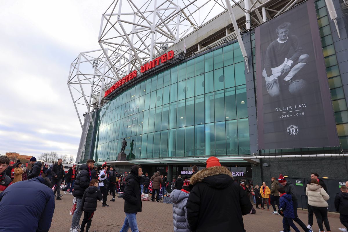 Mii de suporteri ai lui Manchester United s-au adunat pe „Old Trafford” pentru a-i aduce un omagiu lui Denis Law