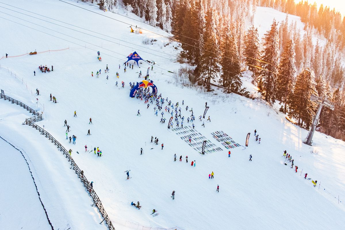 Adrenalină, viteză și costume trăsnite pe pârtie, la Red Bull Homerun
