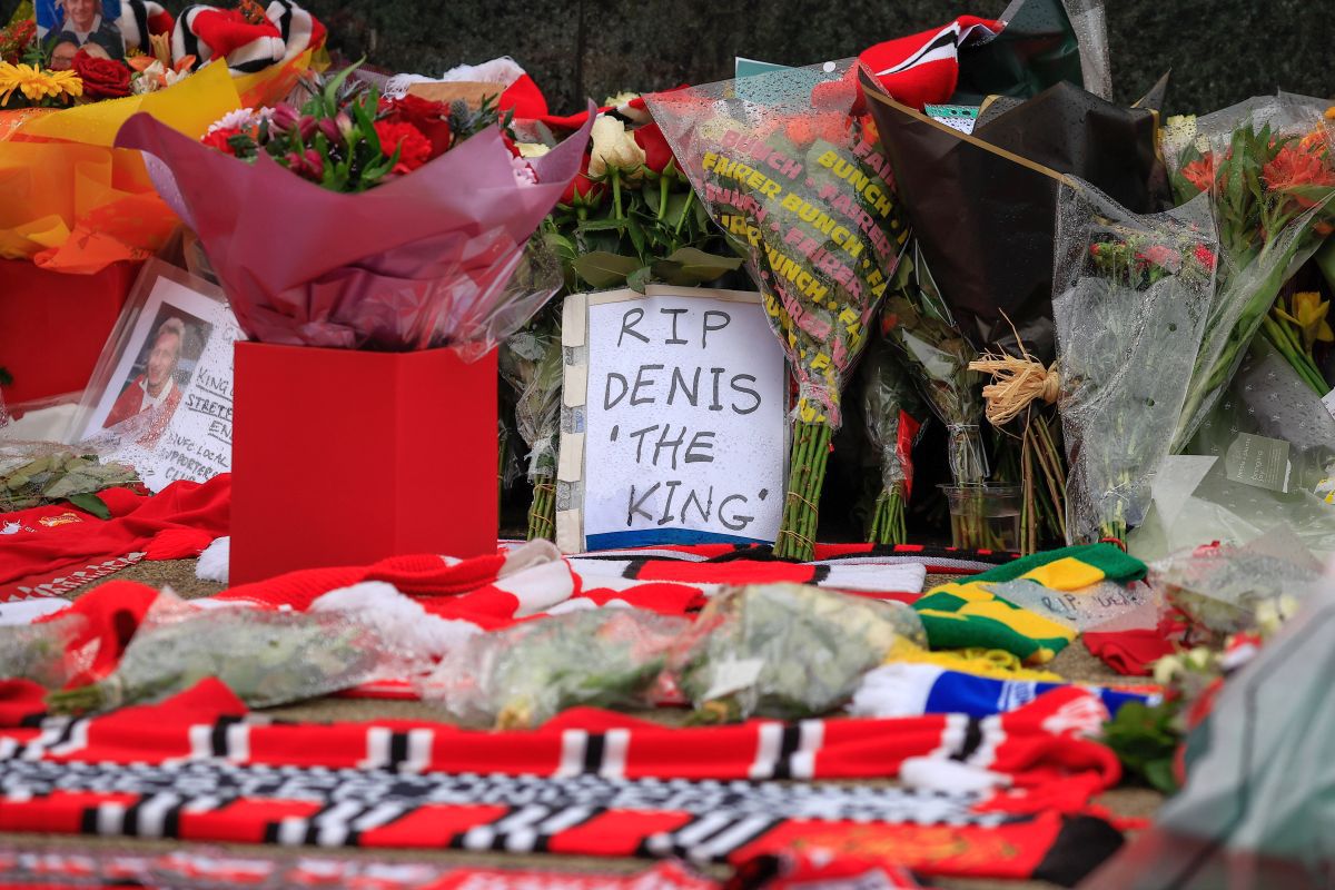 Mii de suporteri ai lui Manchester United s-au adunat pe „Old Trafford” pentru a-i aduce un omagiu lui Denis Law