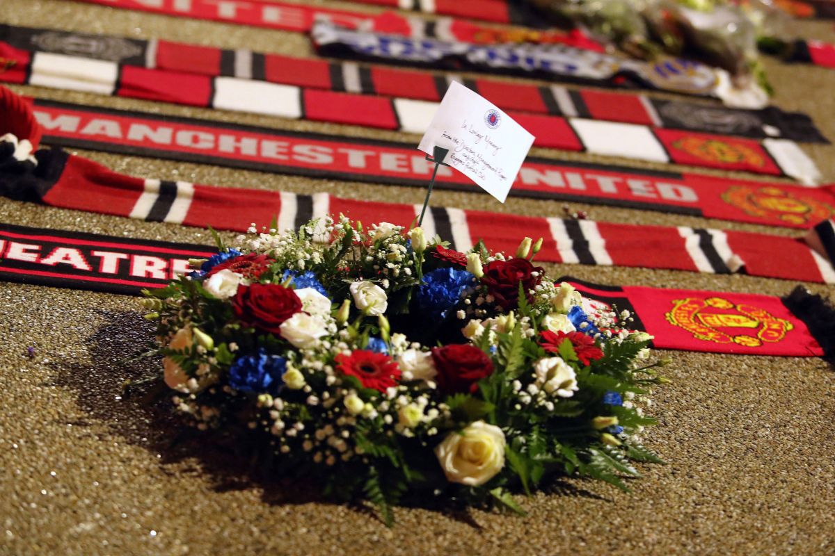 Mii de suporteri ai lui Manchester United s-au adunat pe „Old Trafford” pentru a-i aduce un omagiu lui Denis Law