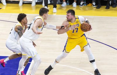 Luka Doncic a debutat fantastic la Los Angeles Lakers și l-a obligat pe LeBron să asculte hitul momentului în Serbia: „Am o singură viață”