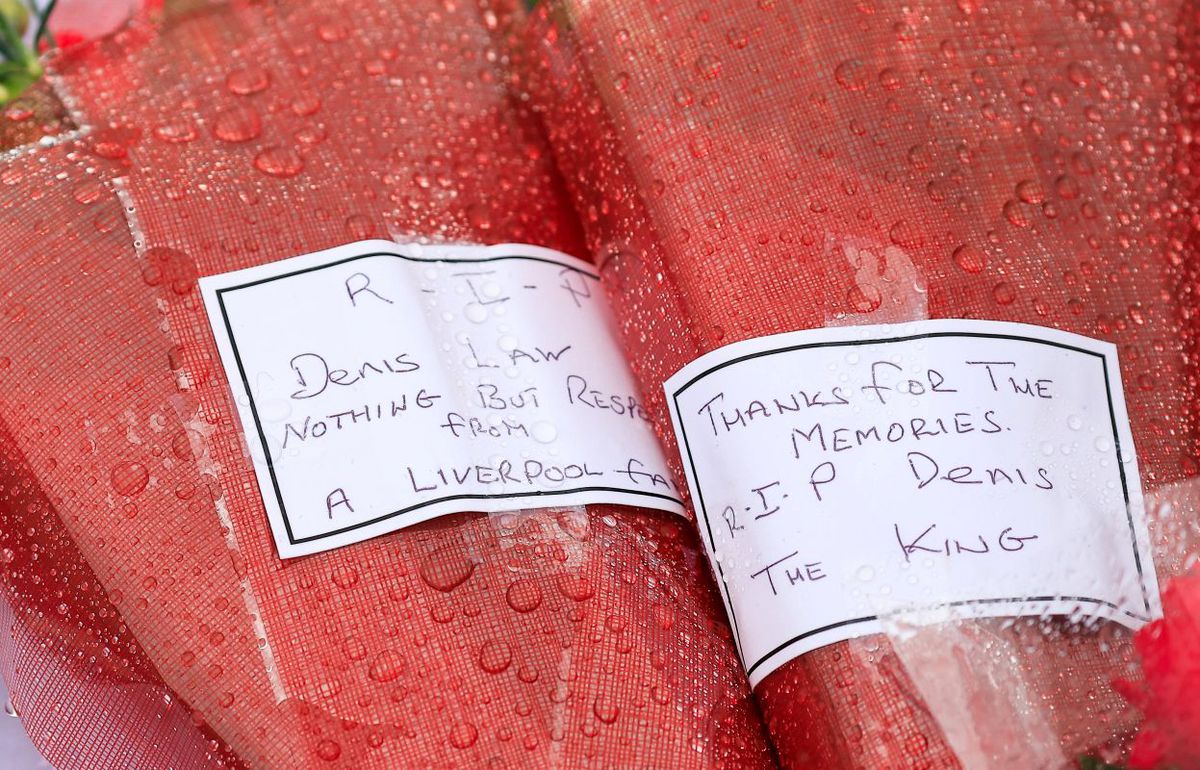 Denis Law, comemorat de fanii Manchester United