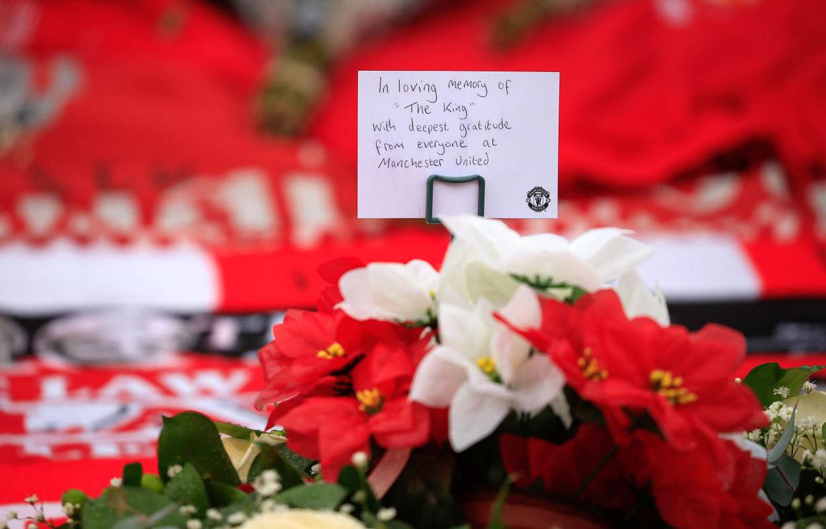 Mii de suporteri ai lui Manchester United s-au adunat pe „Old Trafford” pentru a-i aduce un omagiu lui Denis Law