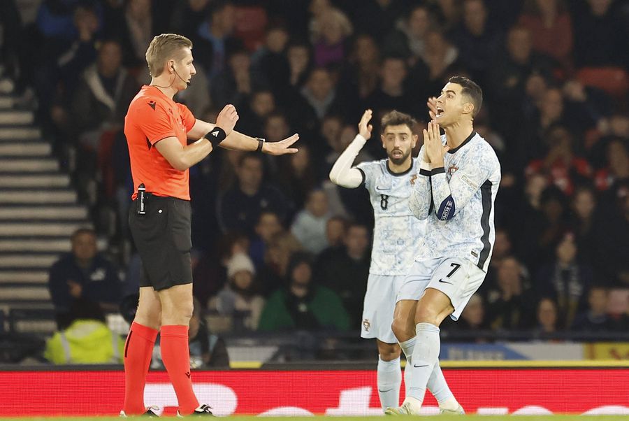 Cristiano Ronaldo a protestat împotriva arbitrului Lawrence Visse, în meciul Scoația - Portugalia 0-0, din Liga Națiunilor. Foto: Imago L-a scos din sărite pe Ronaldo și a ruinat meciul României U21 » Cine e arbitrul Lawrence Visse, delegat la PAOK - FCSB