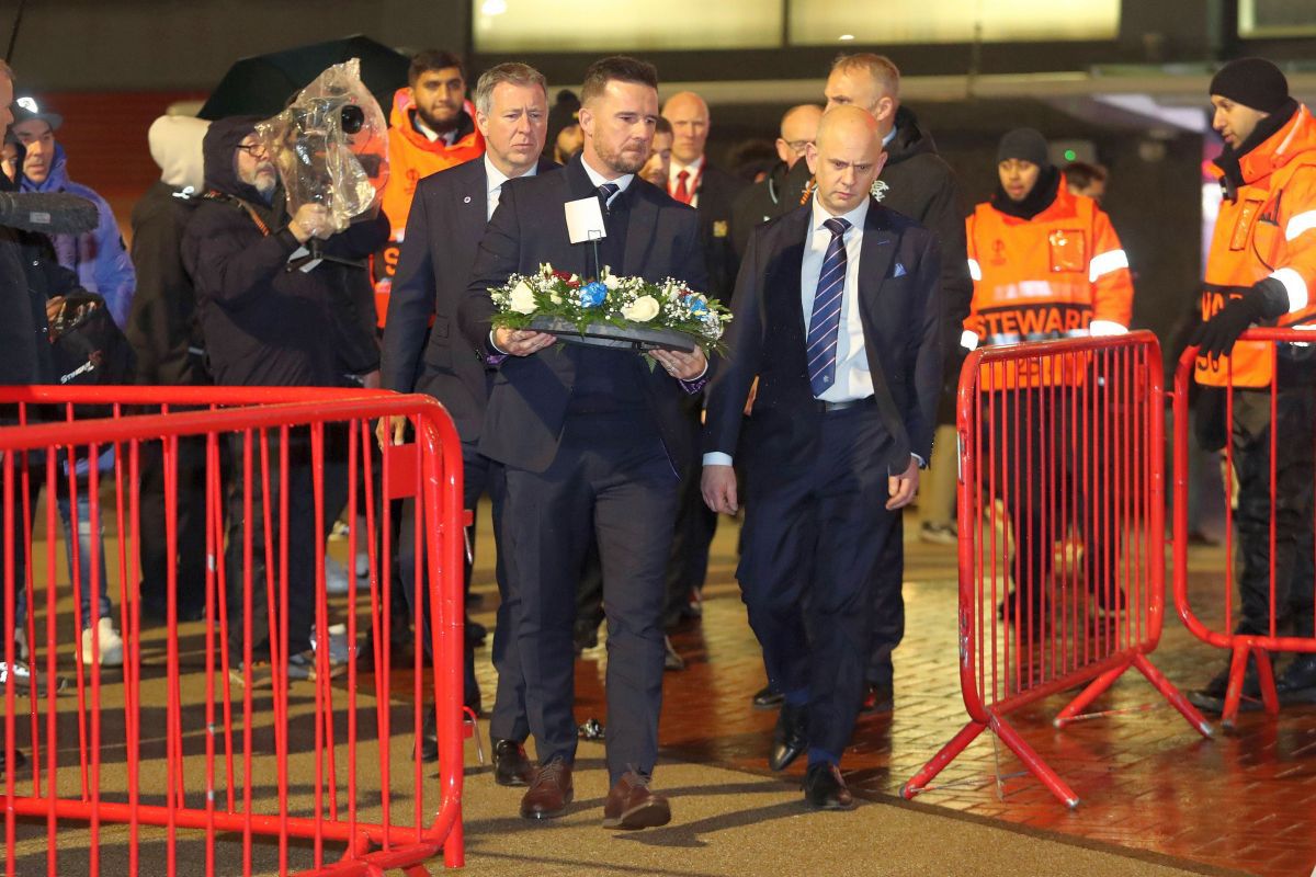 Mii de suporteri ai lui Manchester United s-au adunat pe „Old Trafford” pentru a-i aduce un omagiu lui Denis Law