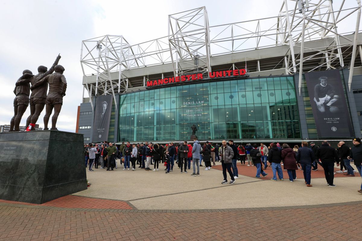 Denis Law, comemorat de fanii Manchester United