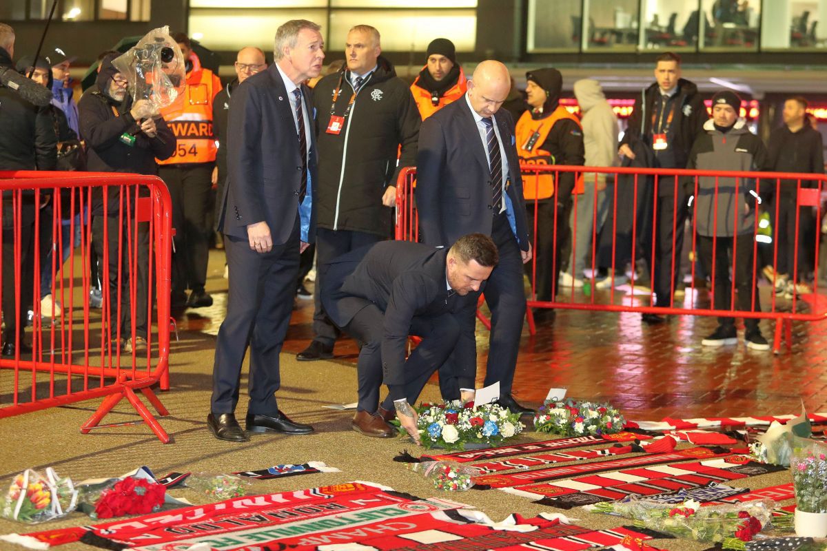 Mii de suporteri ai lui Manchester United s-au adunat pe „Old Trafford” pentru a-i aduce un omagiu lui Denis Law