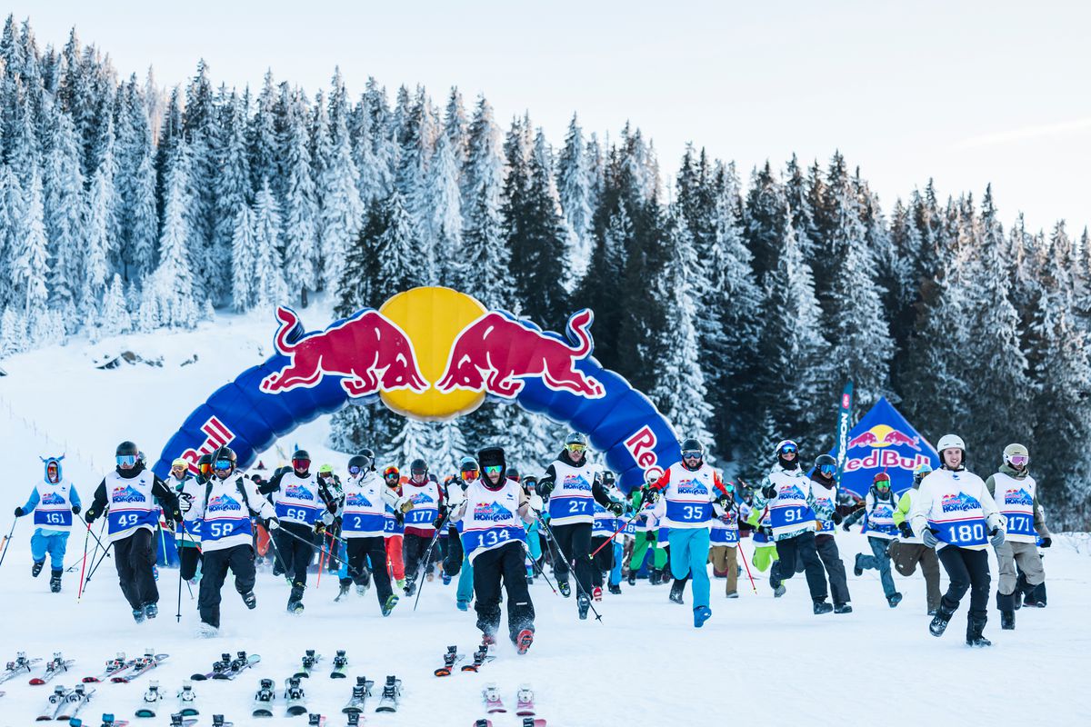 Adrenalină, viteză și costume trăsnite pe pârtie, la Red Bull Homerun