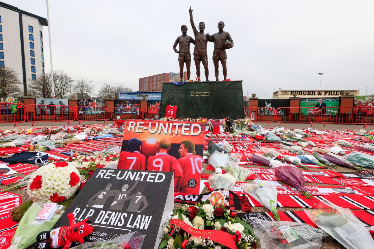 Mii de suporteri ai lui Manchester United s-au adunat pe „Old Trafford” pentru a-i aduce un omagiu lui Denis Law
