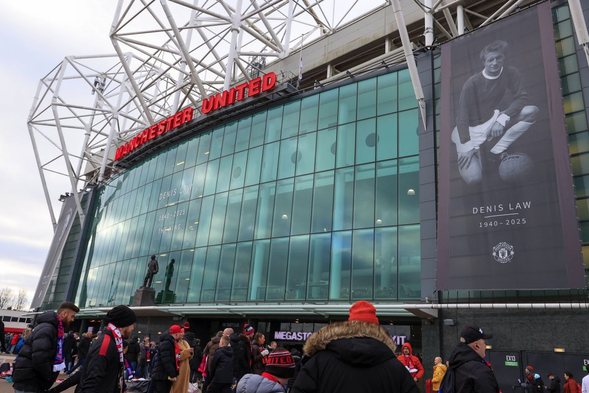 Mii de suporteri ai lui Manchester United s-au adunat pe „Old Trafford” pentru a-i aduce un omagiu lui Denis Law