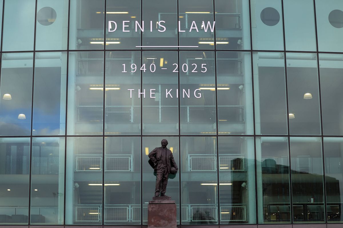 Mii de suporteri ai lui Manchester United s-au adunat pe „Old Trafford” pentru a-i aduce un omagiu lui Denis Law