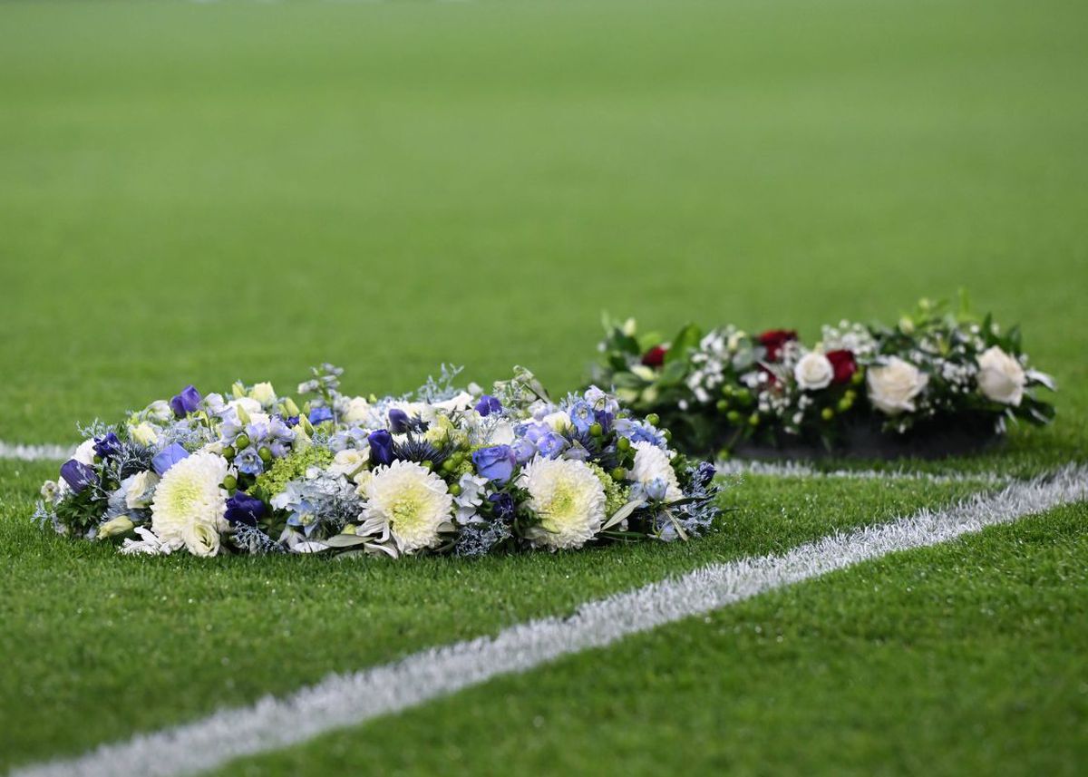 Mii de suporteri ai lui Manchester United s-au adunat pe „Old Trafford” pentru a-i aduce un omagiu lui Denis Law