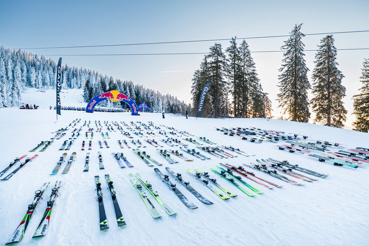 Adrenalină, viteză și costume trăsnite pe pârtie, la Red Bull Homerun