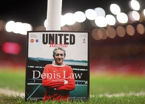 Mii de suporteri ai lui Manchester United s-au adunat pe „Old Trafford” pentru a-i aduce un omagiu lui Denis Law