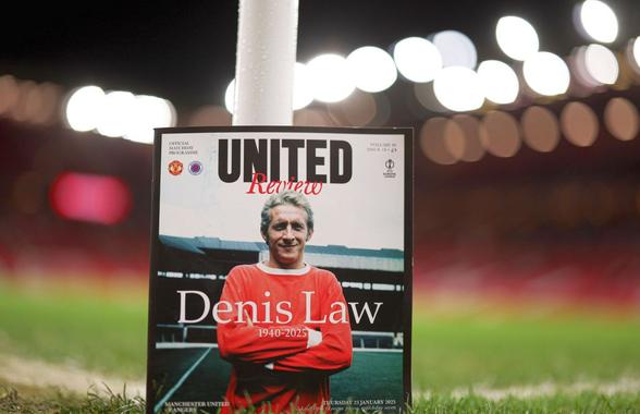 Mii de suporteri ai lui Manchester United s-au adunat pe „Old Trafford” pentru a-i aduce un omagiu lui Denis Law