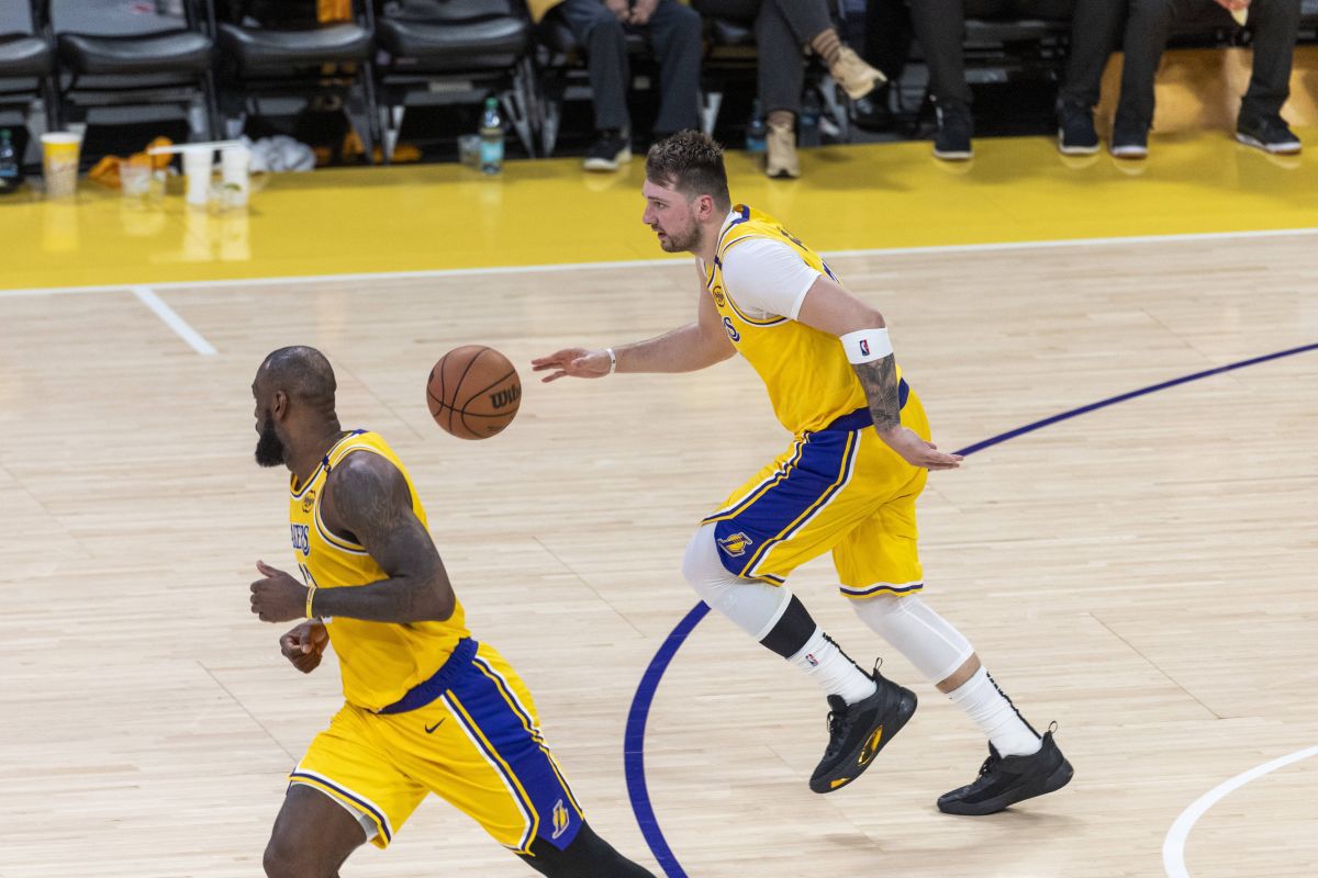 Luka Doncic a debutat fantastic la Los Angeles Lakers și l-a obligat pe LeBron să asculte hitul momentului în Serbia: „Am o singură viață”