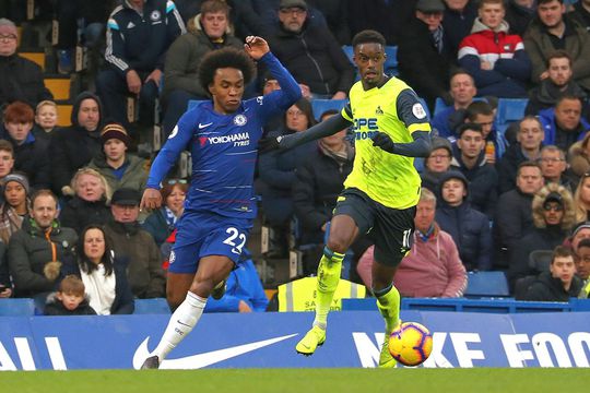 Adama Diakhaby (dreapta), la Huddersfield, în duel cu brazilianul Willian. Foto: Imago Images