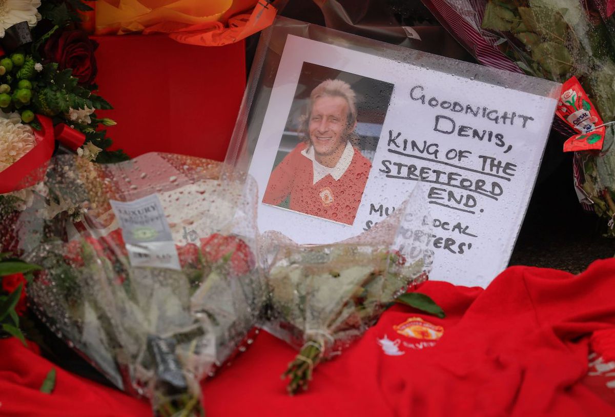 Denis Law, comemorat de fanii Manchester United