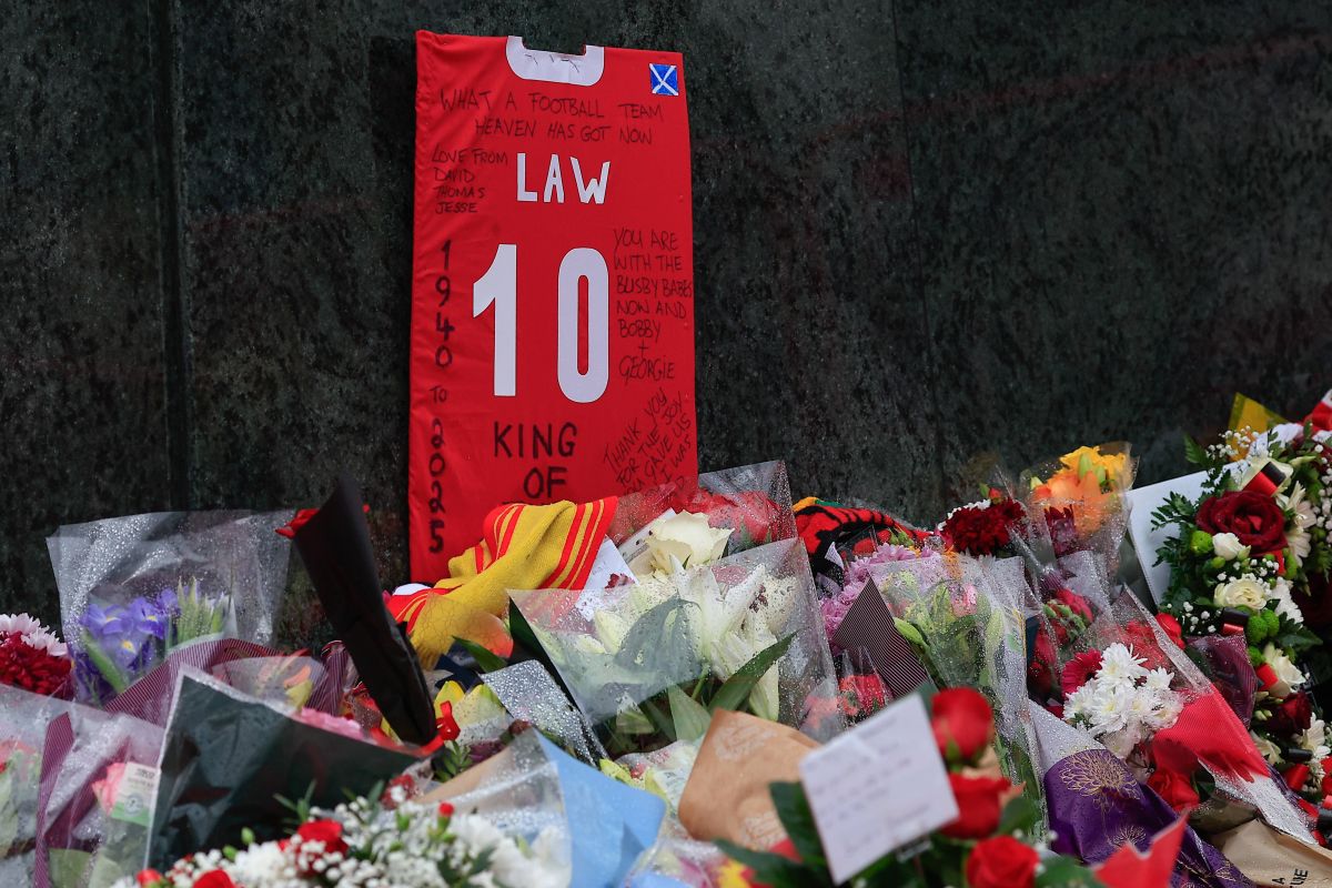 Denis Law, comemorat de fanii Manchester United