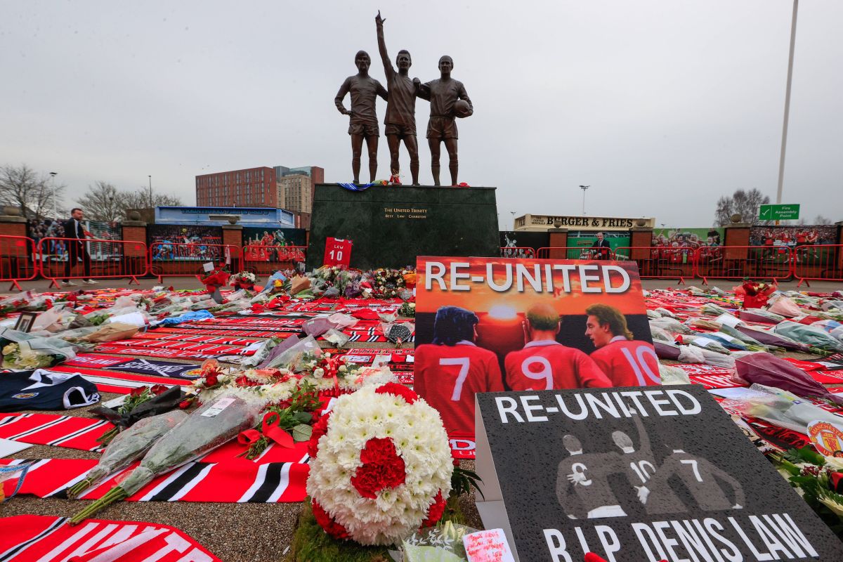 Denis Law, comemorat de fanii Manchester United