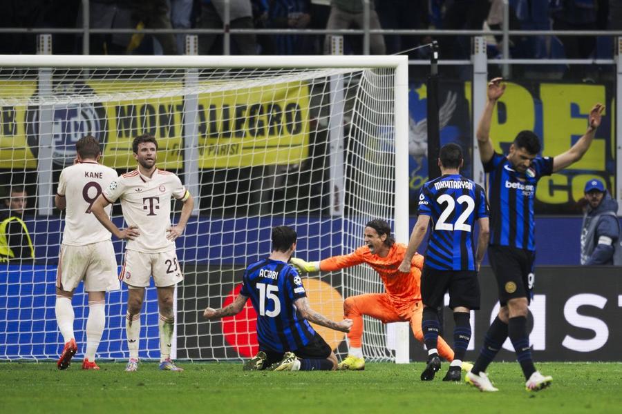Henrikh Mkhitaryan, Francesco Acerbi și Yann Sommer, trei dintre „veteranii” lui Inter, în returul cu Bayern din „sferturile” Ligii Campionilor de la Milano / Foto: Imago Chivu i-a prezentat scuze în meciul care i-a adus titlul lui Inter! » Cum se poate revanșa față de jucătorul frustrat