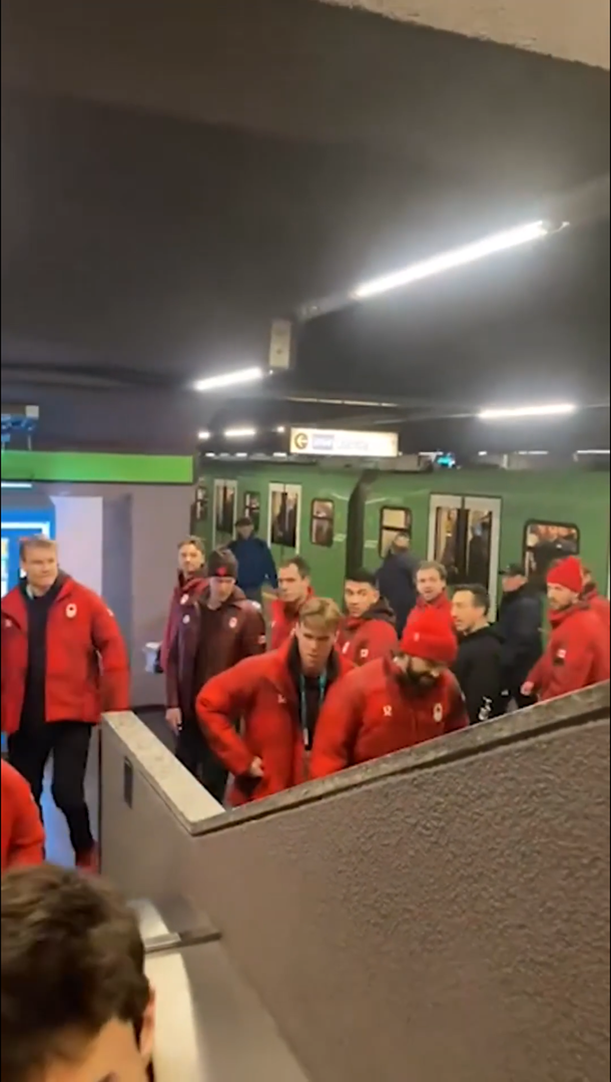 Echipa națională a Canadei se deplasează cu metroul