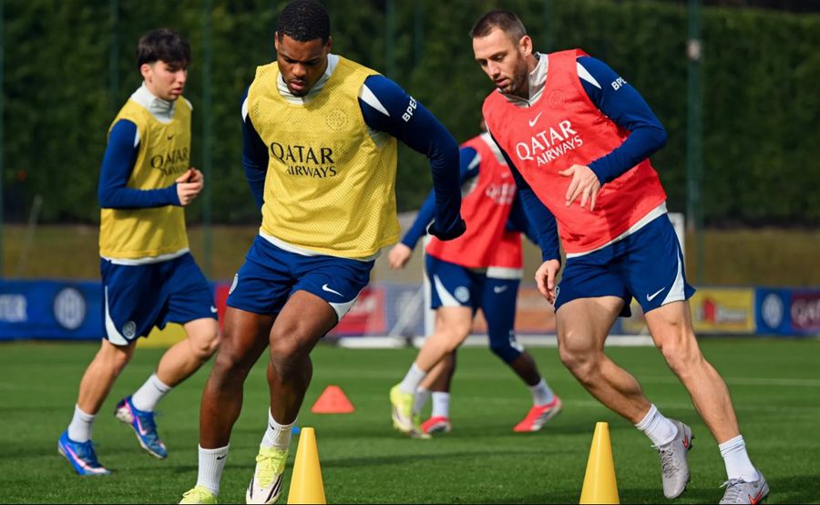 Hakan Calhanoglu și Denzel Dumfries s-au simțit bine la antrenamentul lui Cristi Chivu de la Appiano Gentile / Foto: inter.it Ce s-a întâmplat la antrenamentul lui Inter, a doua zi după rușinea cu Bodo/Glimt