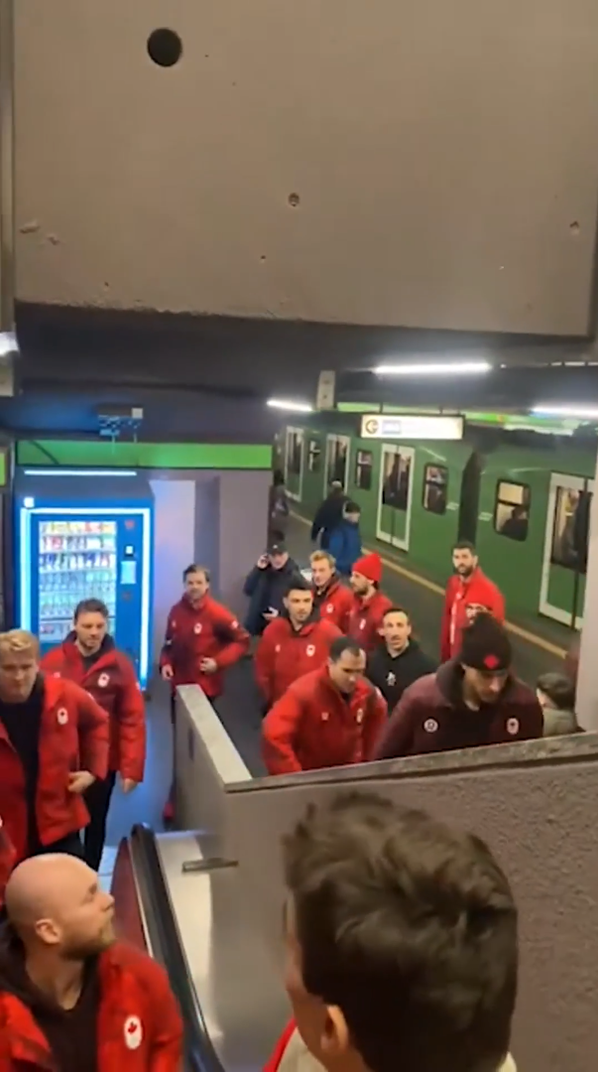 Echipa națională a Canadei se deplasează cu metroul