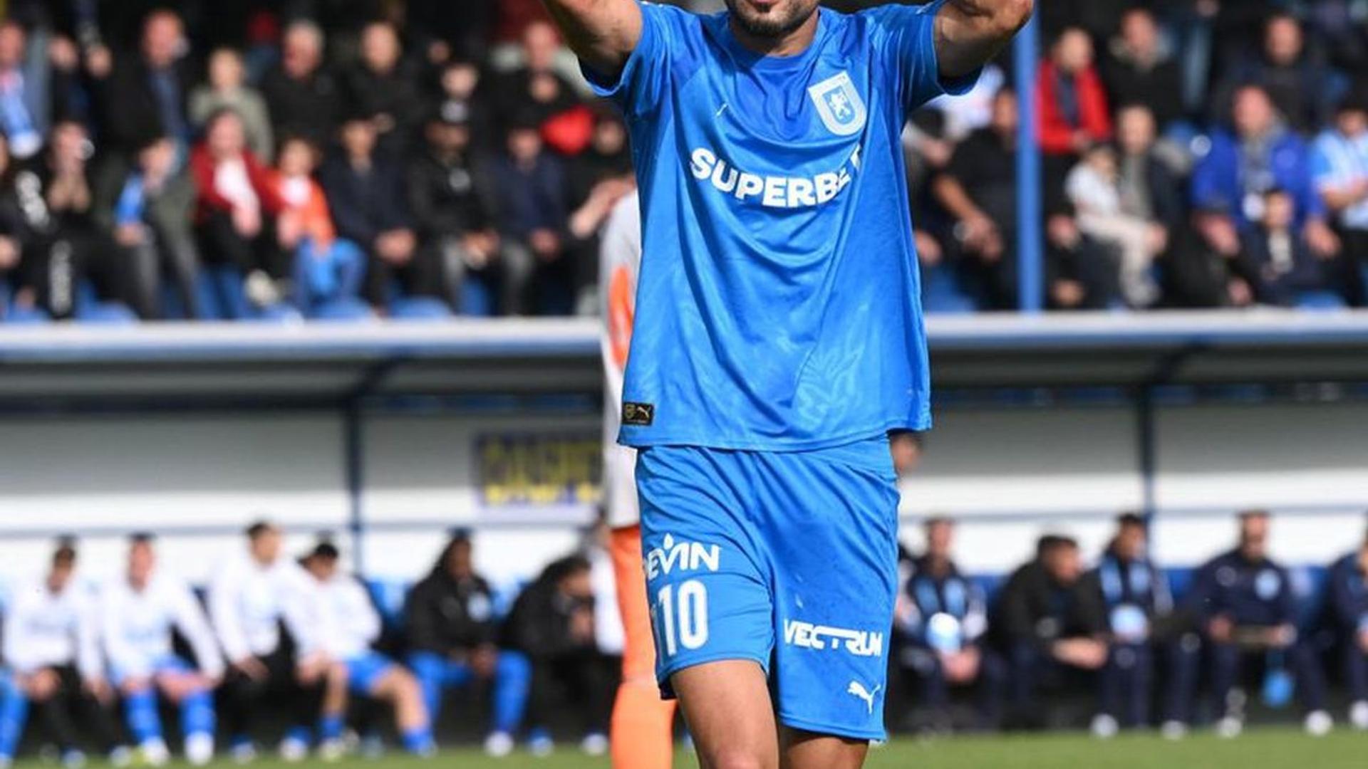 Ștefan Baiaram în tricoul Universității Craiova, în timpul unui meci, ilustrând suspendarea după incidente cu suporter Dinamo înaintea meciurilor FCSB. | sursa foto: Gazeta Sporturilor