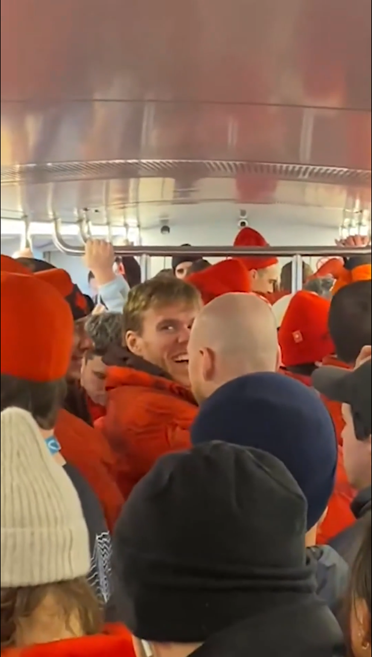 Echipa națională a Canadei se deplasează cu metroul // Captură foto: @gazzetta.it