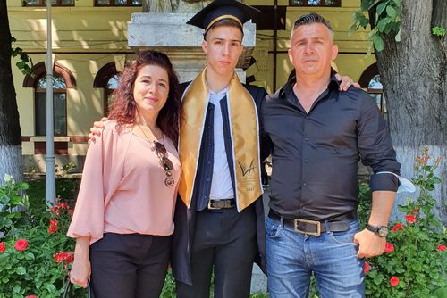 Andrei Brăneț (în centru), alături de părinți la absolvirea liceului, în 2021. Cristi, fostul portar al Oțelului, în dreapta / Sursă foto: Facebook