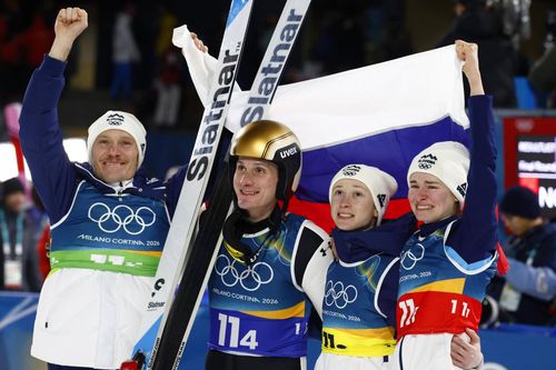 Echipa Sloveniei de sărituri cu schiurile, cu frații Domen și Nika Prevc în centru, campioană olimpică 2026 Foto: Imago Images