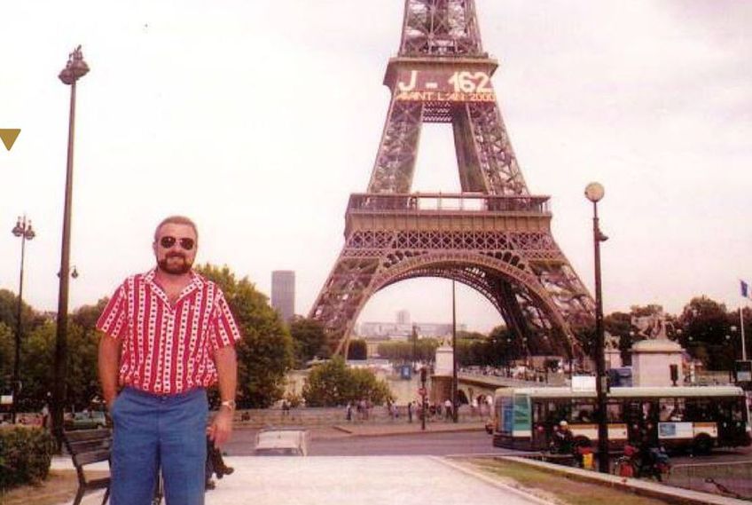 George Freundlich, în tinerețe, lângă Turnul Eiffel