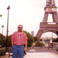 George Freundlich, în tinerețe, lângă Turnul Eiffel