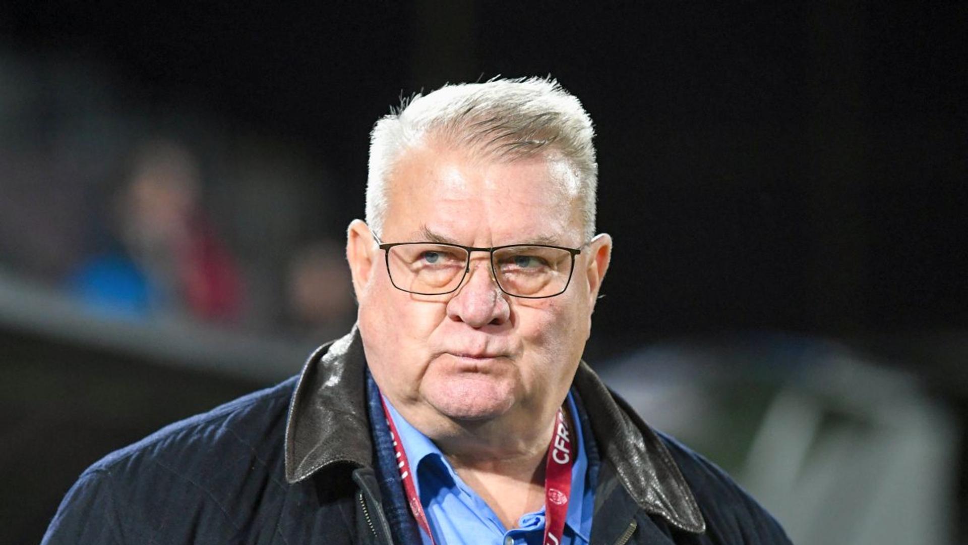 Iuliu Mureșan în conferință de presă discutând despre CFR Cluj arbitraj și FCSB play-off, cu microfoane în față și logo club în fundal | sursa foto: Gazeta Sporturilor