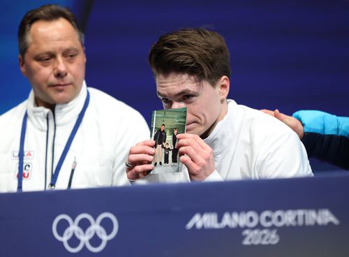 Maxim Naumov, cu poza părinților săi, la JO de iarnă de la Milano-Cortina 2026 Foto: Imago Images